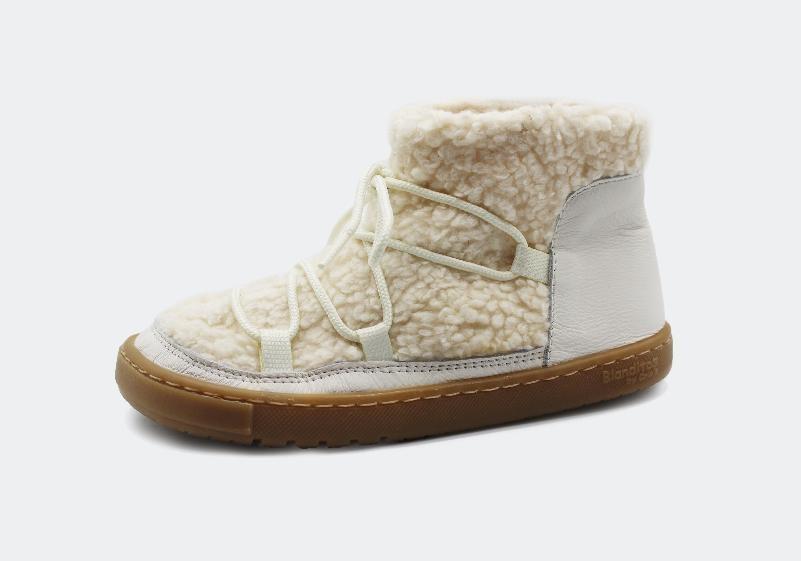 Blanditos by Crio's - Bota Sofia Porcel em tom porcelana, com atacadores brancos e forro de pelo fofo, vista lateral.