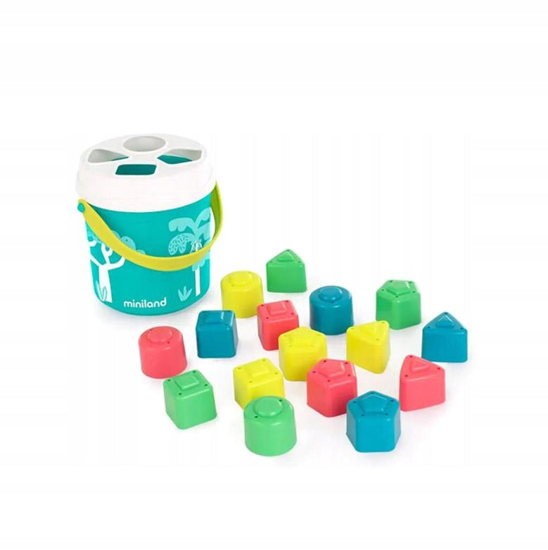 Conjunto completo do Miniland Cubo com formas de encaixe, mostrando o balde verde-água e as 16 formas coloridas espalhadas.