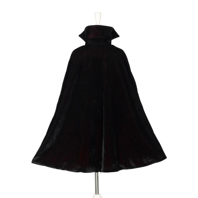 Capa de Drácula Souza em veludo preto com forro vermelho, exibida fechada na parte de trás num manequim.