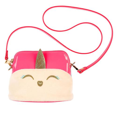Mala tiracolo infantil rosa choque com frente em peluche bege, apresentando um chifre dourado de unicórnio no topo e alça fina vermelha.