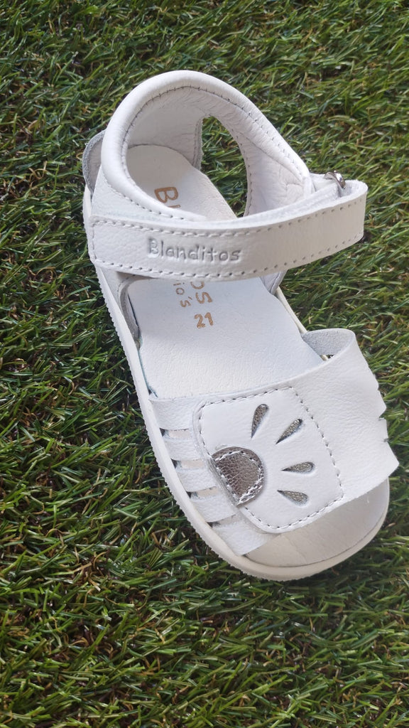 Sandália infantil agua branca de couro, modelo Blanditos, com fecho de velcro. Calçado respeitador barefoot.