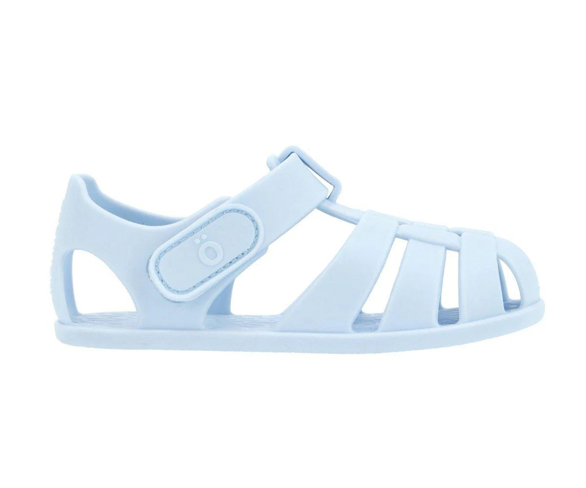Sandália Monneka azul individual, vista lateral, realçando o fecho ajustável em velcro com o logótipo da marca.