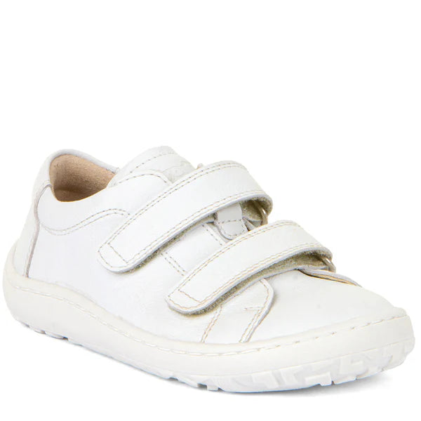 Sapatilha barefoot em couro branco com fecho em velcro duplo. Sola antiderrapante e design minimalista, ideal para uso diário e conforto dos pés.

