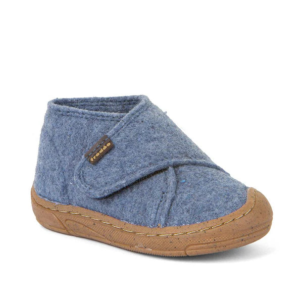 Botim barefoot infantil em lã azul Wooly da Froddo, com fecho em velcro ajustável, sola flexível antiderrapante e design confortável para pés pequenos.