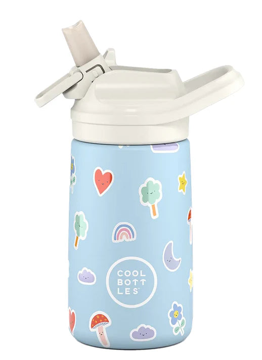 Garrafa térmica Cool Bottles Rainbow Clouds de 350ml em azul claro com padrão de nuvens, arco-íris e corações, vista lateral com bico aberto.