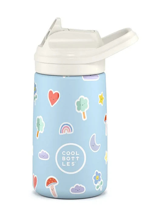 Garrafa térmica Cool Bottles Rainbow Clouds de 350ml em azul claro com padrão de fantasia infantil, vista frontal com bico fechado.