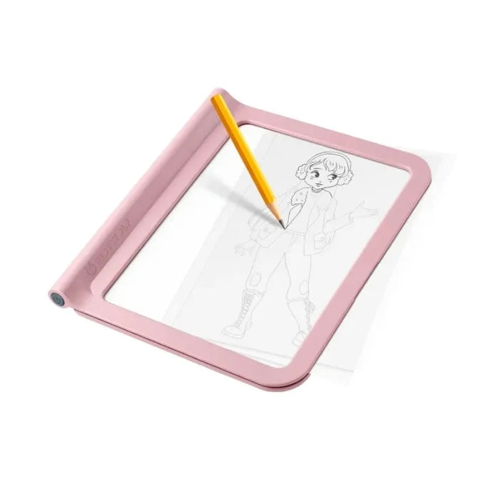 Close-up da prancha de desenho KidyDraw rosa com um lápis amarelo pousado sobre um molde de figura feminina, ilustrando o uso do tablet luminoso.