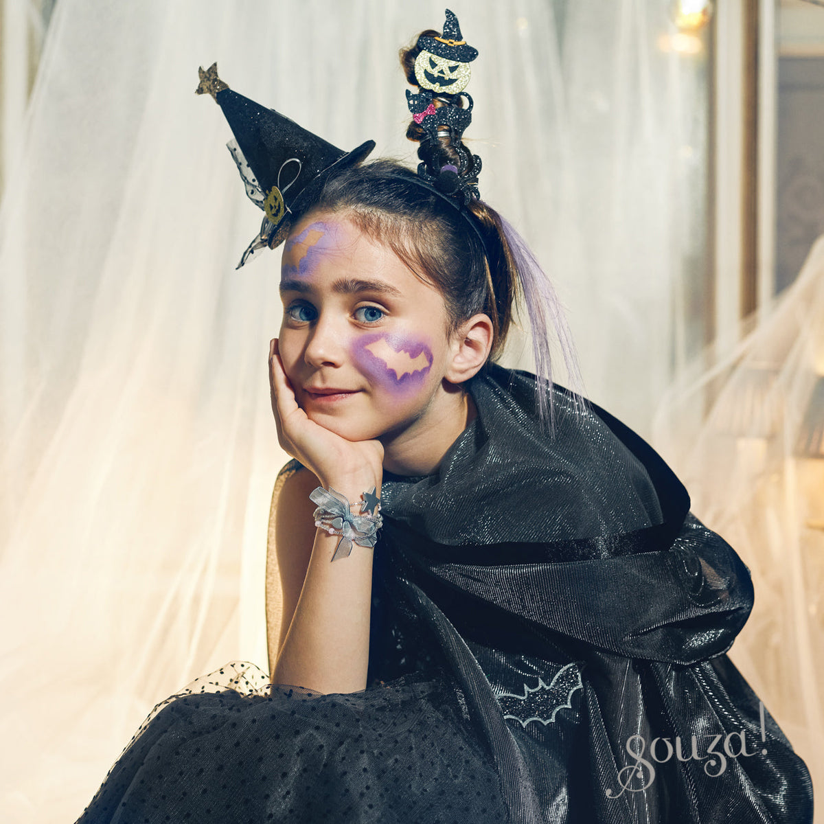 Menina com o vestido de bruxa Mathilde da Souza