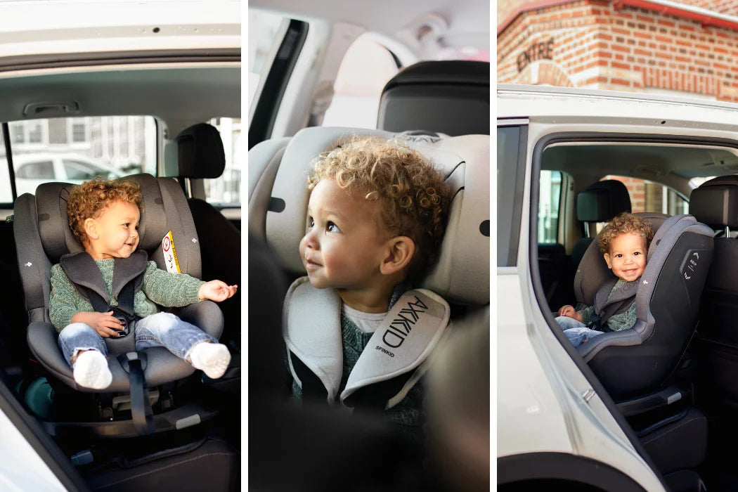 Três crianças sentadas em cadeiras auto AXKID Spinkid, instaladas no carro, uma de frente e outra de lado, destacando a versatilidade do assento.