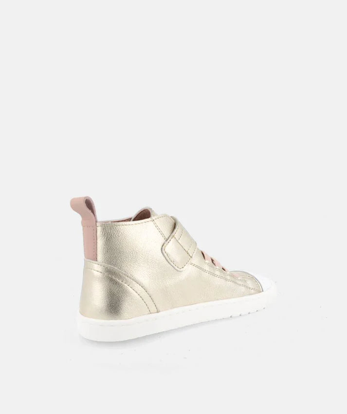 Sapatilhas Blanditos Tokio Champanhe, vista lateral traseira, com aba de puxar rosa e sola flexível.