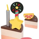 Detalhe de uma fatia do Classic World Bolo de Chocolate de madeira com vela, estrela e um pedaço de fruta.