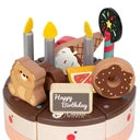 Vista frontal do Classic World Bolo de Chocolate de madeira, com todas as decorações e a placa "Happy Birthday" visível.