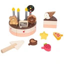 Todos os 19 elementos do Classic World Bolo de Chocolate de madeira dispostos separadamente, incluindo fatias, velas, espátula e decorações.