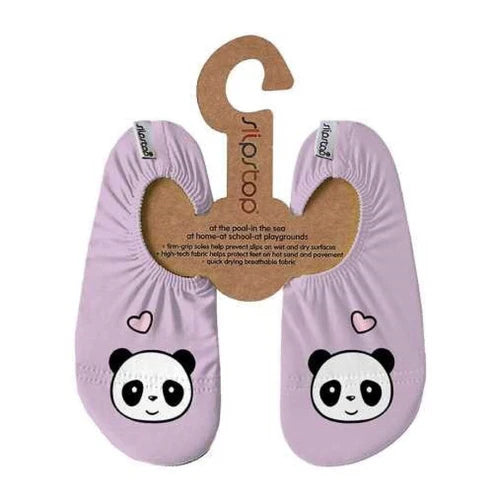 Par de meias antiderrapantes Slipstop modelo "Teddy", em tom lilás suave com estampado de rostos de pandas adoráveis e pequenos corações. Fabricadas com tecido respirável e de secagem rápida, possuem solas antiderrapantes para maior segurança em superfícies molhadas e secas. Ideais para piscina, praia, casa ou parques infantis.