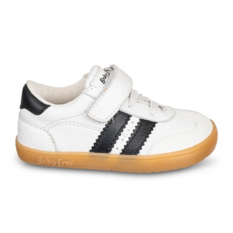Sapatilha barefoot BabyFree Blanco com elásticos da Chetto, vista lateral, mostrando design branco com riscas pretas e sola flexível.