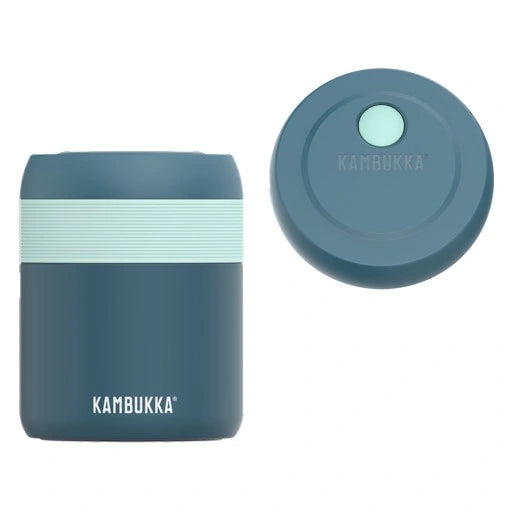 Termos para sólidos Kambukka Bora 600ml azul-escuro com anel verde-água, e a tampa vista de cima ao lado, mostrando o design e o botão de ventilação.