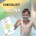 Uma criança sorridente, com uma expressão de felicidade, está a brincar na água, com gotas a salpicar ao seu redor. À esquerda, há um checklist para a piscina que inclui várias etapas em texto legível. A imagem transmite um ambiente de verão e diversão, com cores claras e vibrantes.