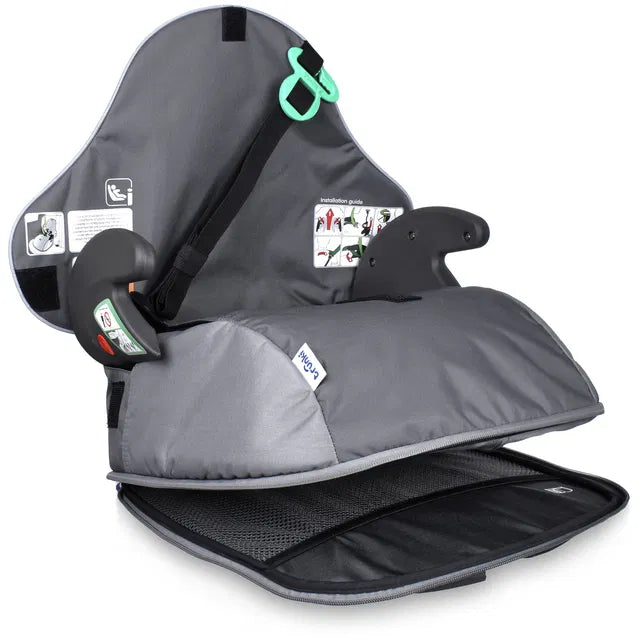 Trunki BoostApak aberta, revelando a parte do banco elevatório com as guias de cinto e o compartimento interno da mochila.