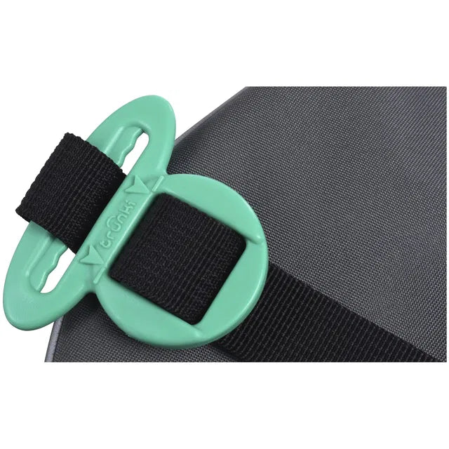 Detalhe da fivela verde de ajuste das alças da mochila Trunki BoostApak.