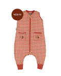 Pijama manta MolisandCo TOG 2.5 com pés no padrão Vichy Clay, visto de frente