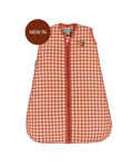 Saco de dormir de bebé MolisandCo TOG 2.5 no padrão Vichy Clay, sem pés e sem mangas, visto de frente