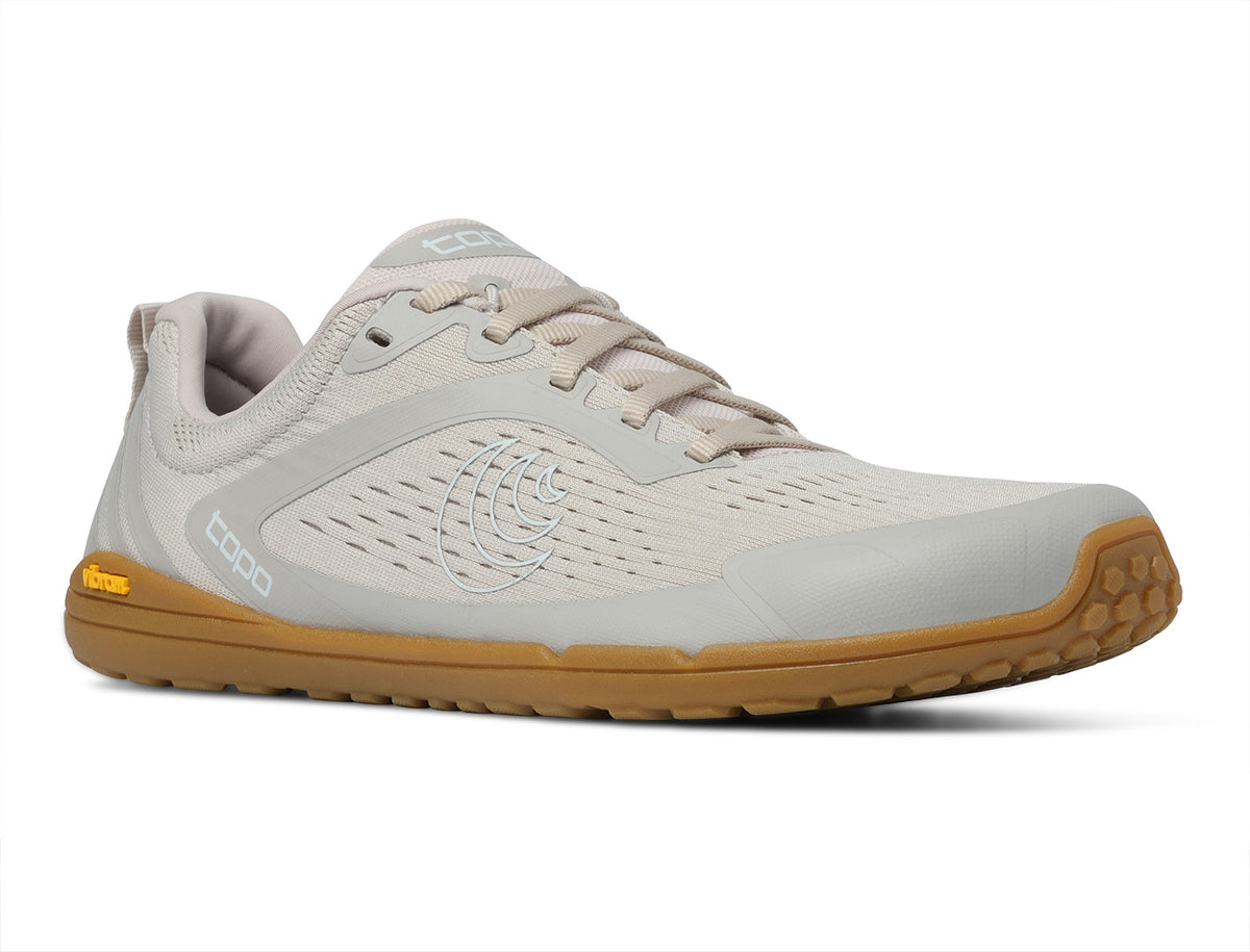 Sapatilha barefoot Topo Athletic Connect de mulher em cor cru vista de frente em perspectiva