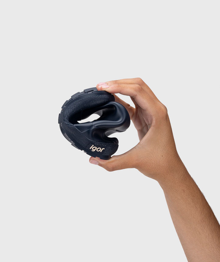 Par de galochas Igor Yogi MARINO azul-marinho, vistas de lado, com o logótipo Igor visível na sola.