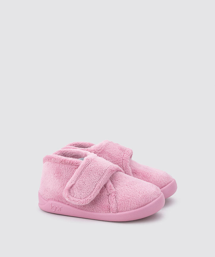 Pantufas barefoot cor-de-rosa, realçando a delicadeza e suavidade do material, perfeitas para os primeiros passos.