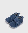 Pantufas barefoot azul escuro com fecho de velcro, desenhadas para garantir o máximo conforto e aderência.