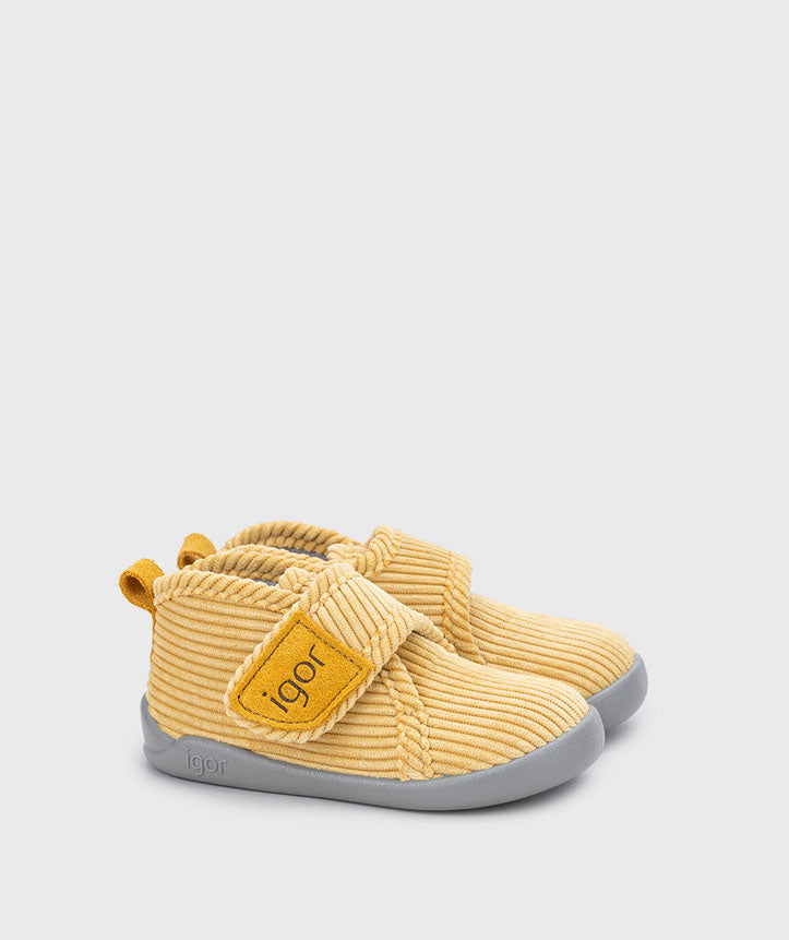 Par de pantufas Igor Barefoot Homie Pana Amarillo de bombazina amarela, vista lateral.