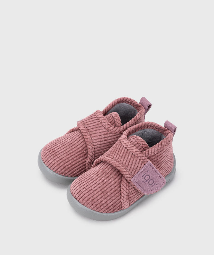 Pantufas barefoot rosa-escuro, com fecho de velcro, destacando a flexibilidade e suporte ideal para o desenvolvimento do pé.