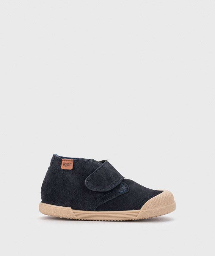 Bota Igor Barefoot Tui Marino em camurça azul-marinho, vista lateral, com sola bege e fecho de velcro, em fundo branco.