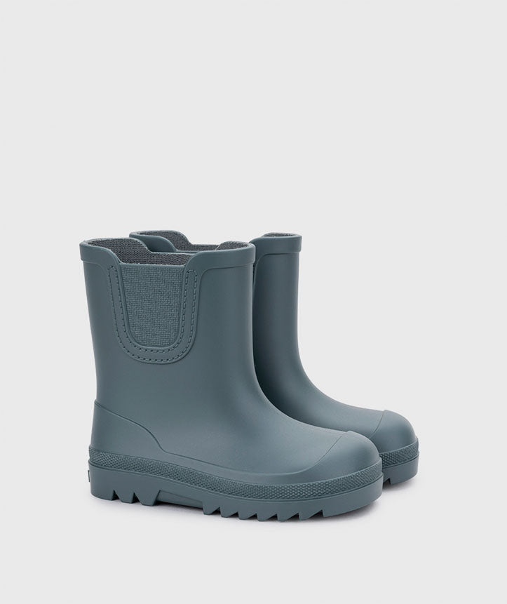 Par de galochas Igor Verona em tom cinzento petróleo, com design minimalista e flexível, ideais para crianças.
