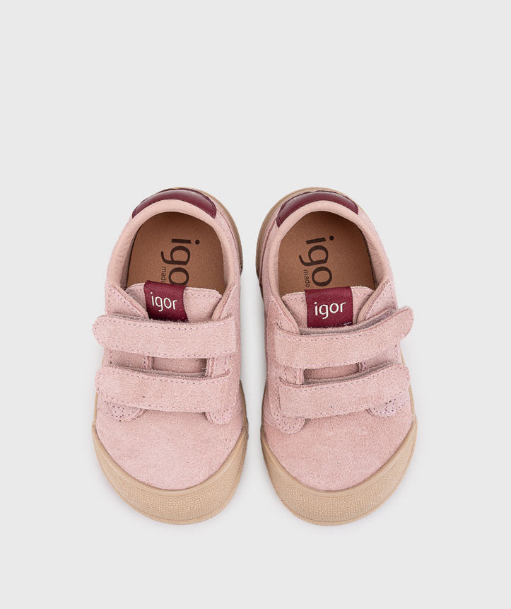 Par de sapatilhas Igor Barefoot Tennis Suede Rosa, vista superior frontal com fechos de velcro e biqueira.