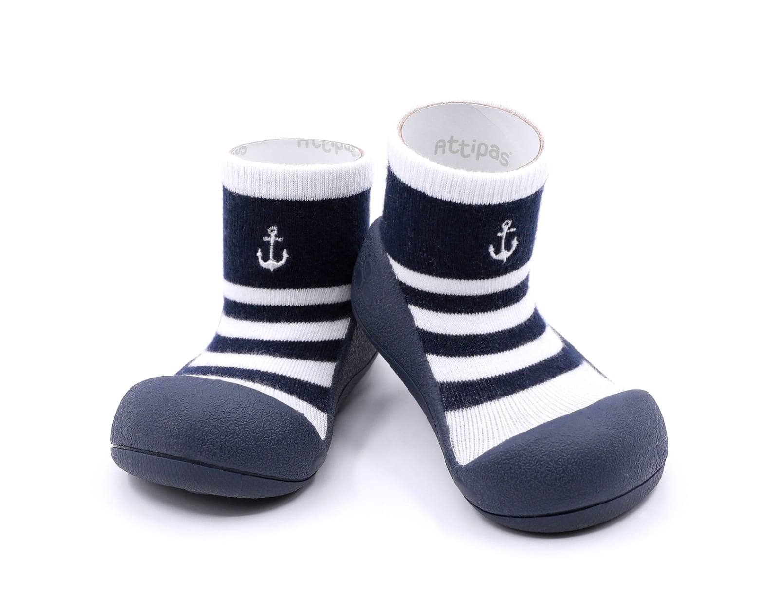 Attipas navy branco riscas , estilo botinha, com um adorável design de animal de pelúcia. Feitos com materiais respiráveis e não tóxicos, estes sapatinhos proporcionam conforto e segurança aos pés dos mais pequenos. O calçado respeitador e barefoot permite a liberdade de movimento essencial para o desenvolvimento saudável.