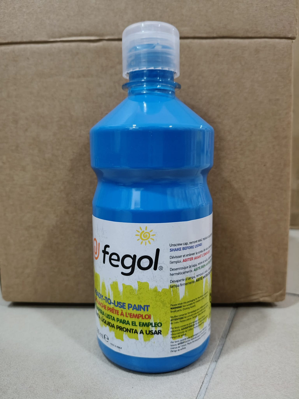 Boião de tinta líquida Fegol azul de 500ml, com a tampa e a etiqueta multilingue do produto em destaque.