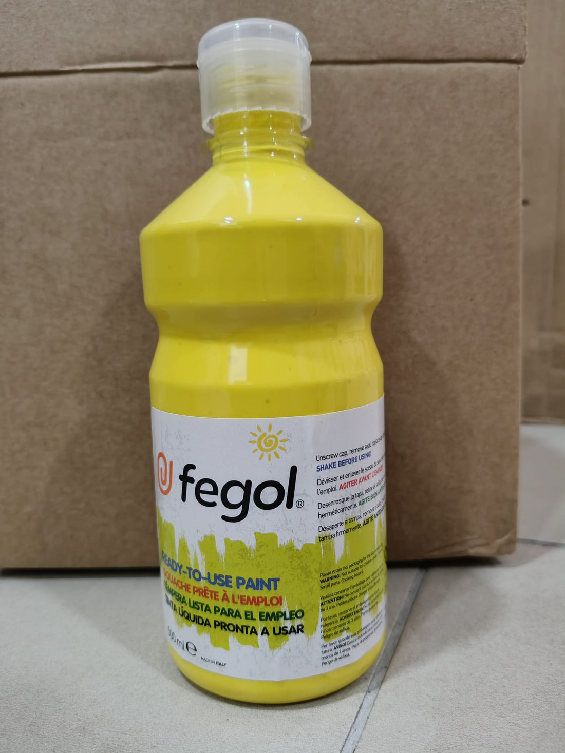 Três boiões de tinta líquida Fegol pronta a usar de 500ml em cores vibrantes: rosa, azul e amarelo, destacando a variedade do produto.
