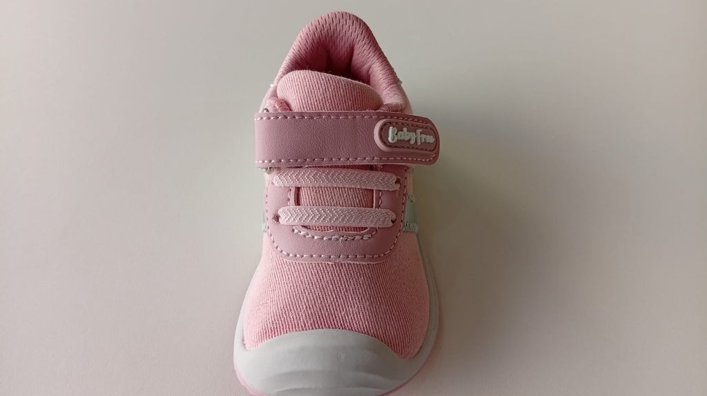 Sapatilha BabyFree barefoot rosa e prateado da Chetto, vista frontal, evidenciando a ponteira ampla e o fecho.