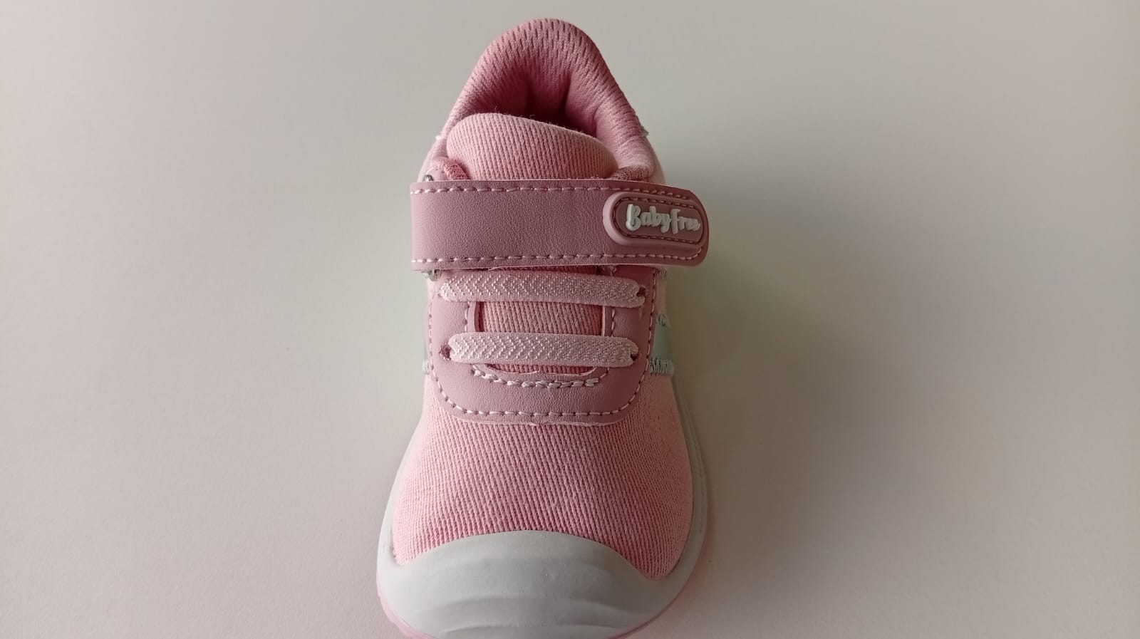 Sapatilha BabyFree barefoot rosa e prateado da Chetto, vista frontal, evidenciando a ponteira ampla e o fecho.