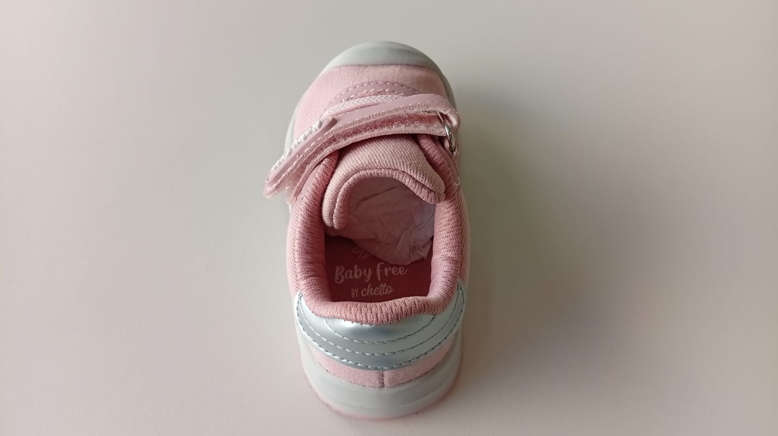 Sapatilha BabyFree barefoot rosa e prateado da Chetto, vista superior, mostrando o interior e a marca.