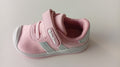 Sapatilha BabyFree barefoot rosa e prateado da Chetto, vista lateral, com fecho de velcro e elásticos.