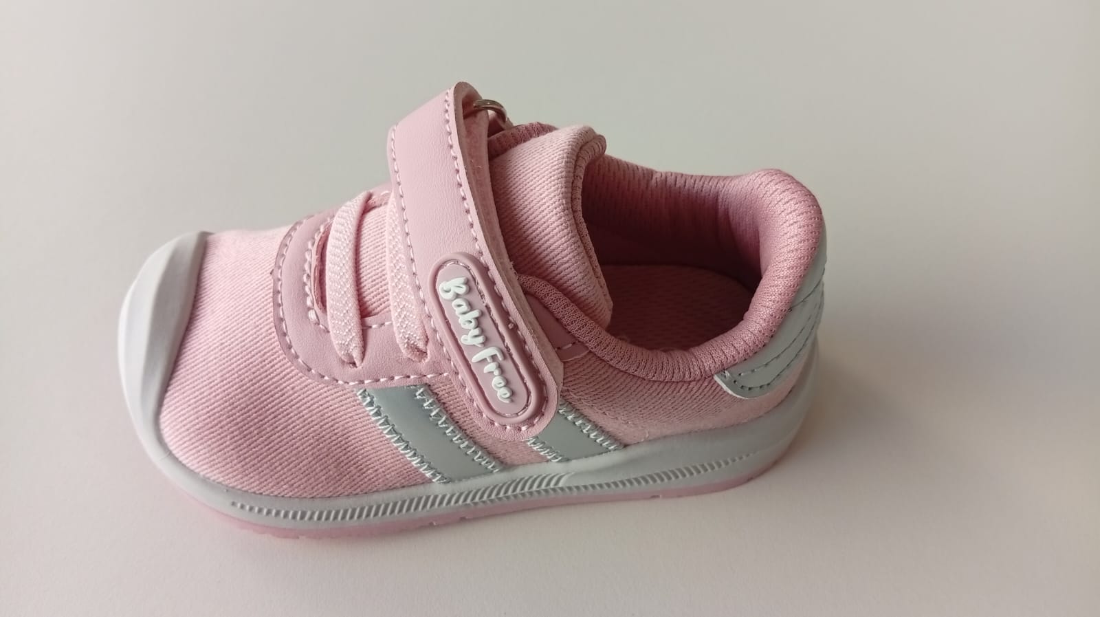 Sapatilha BabyFree barefoot rosa e prateado da Chetto, vista lateral, com fecho de velcro e elásticos.