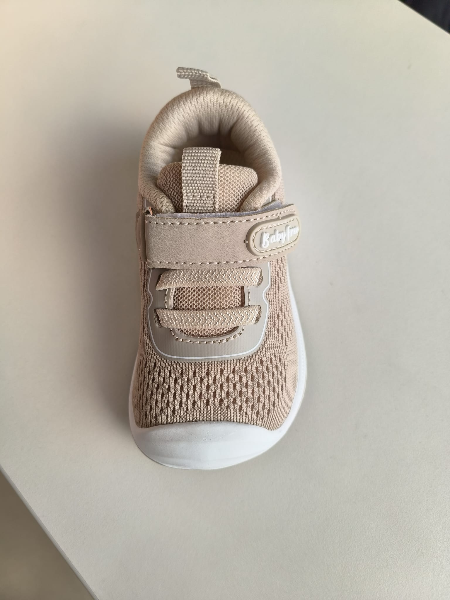 Sapatilha BabyFree Barefoot Bege da Chetto, vista frontal, com elásticos e tira aderente para ajuste fácil e seguro.