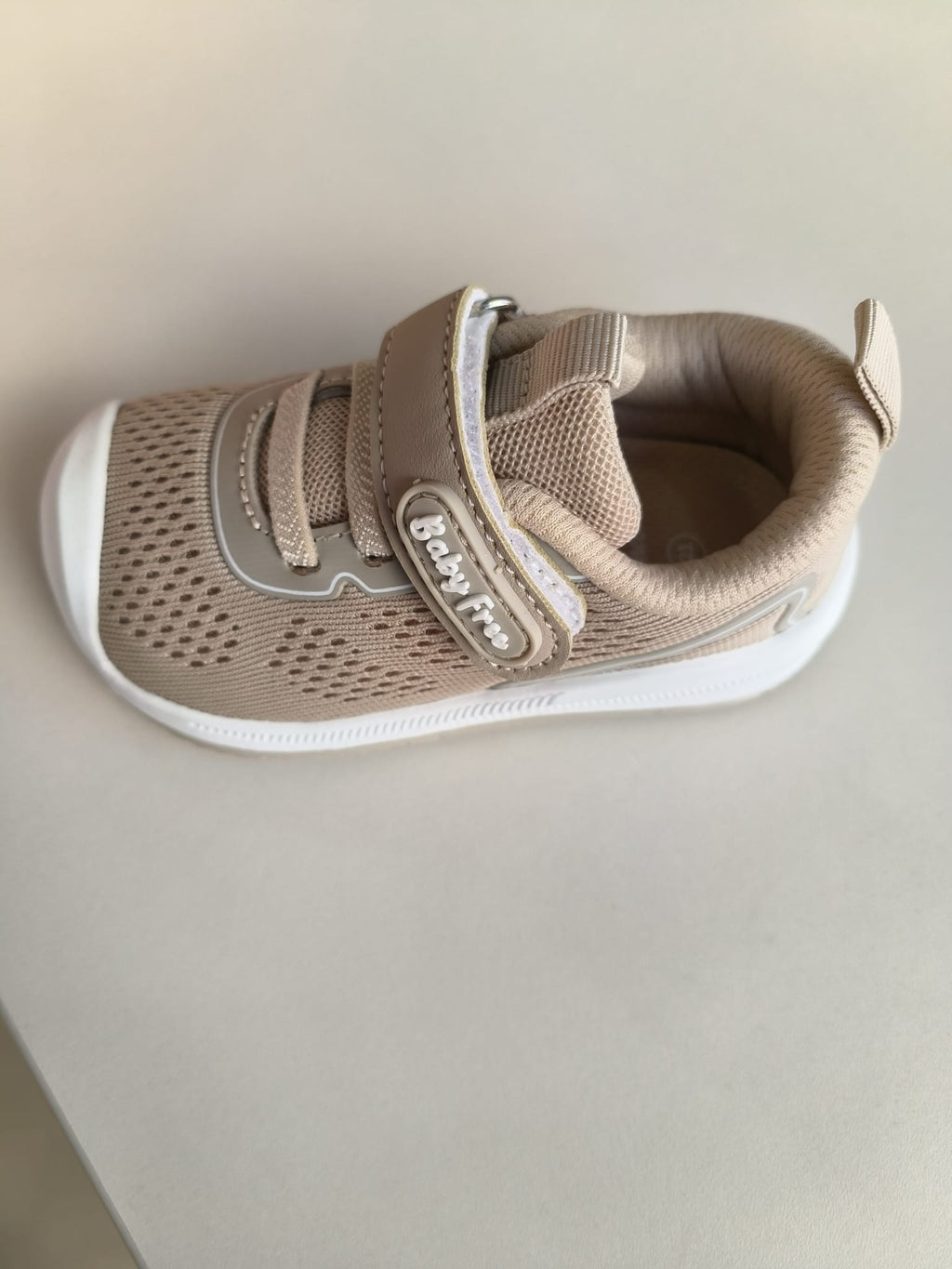 Sapatilha BabyFree Barefoot Bege da Chetto, vista oblíqua lateral, destacando a ponteira ampla e o fecho de velcro.