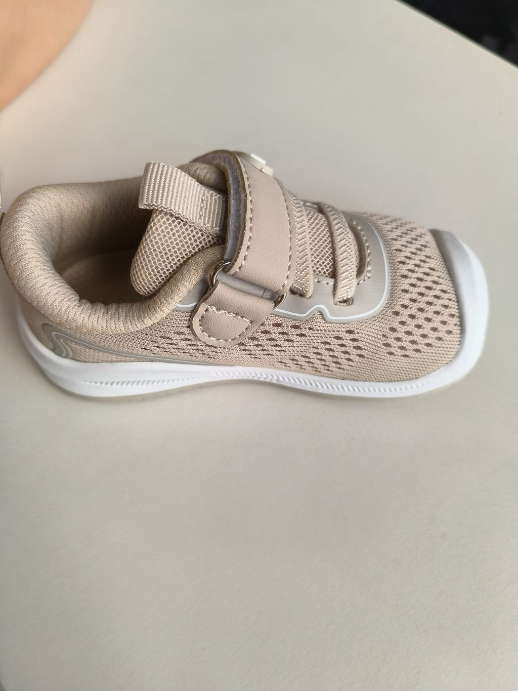 Sapatilha BabyFree Barefoot Bege da Chetto, vista lateral, mostrando a sola fina e flexível e o material de lona respirável.