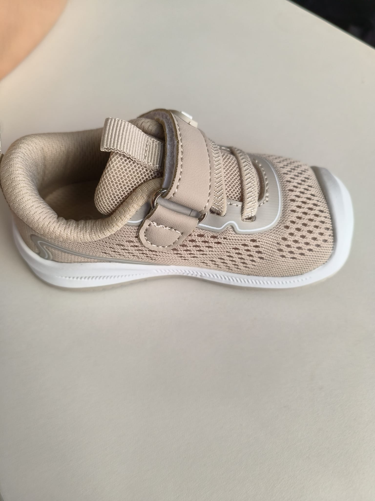 Sapatilha BabyFree Barefoot Bege da Chetto, vista lateral, mostrando a sola fina e flexível e o material de lona respirável.
