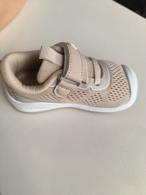 Sapatilha BabyFree Barefoot Bege da Chetto, vista lateral, mostrando a sola fina e flexível e o material de lona respirável.