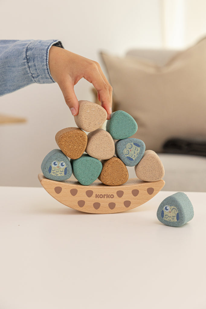 Jogo de equilíbrio Korko Coco's Balance Nest em cortiça e madeira, com tema de floresta
