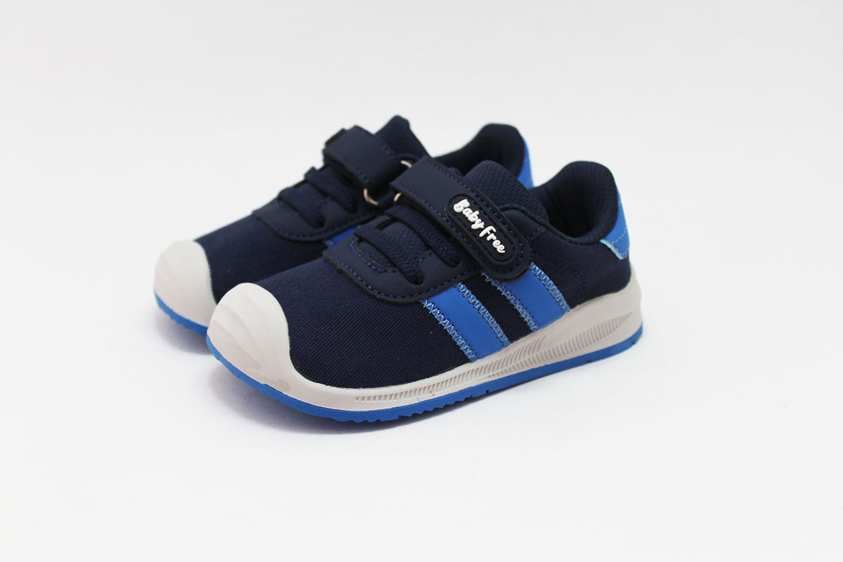 Par de sapatilhas BabyFree barefoot azuis escuras com detalhes em azul claro, tira de velcro e ponta branca, vista frontal em ângulo.