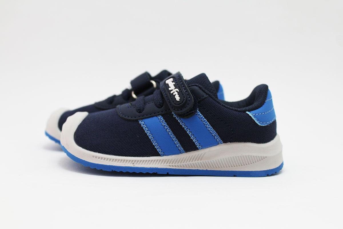 Par de sapatilhas BabyFree barefoot azuis com elásticos, logótipo na tira de velcro e riscas laterais, vista em ângulo.